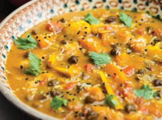 Jemné kokosové curry s dýní, květákem a cizrnou Jemné kokosové curry s dýní, květákem a cizrnou