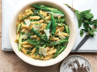 Pasta Primavera: Jarní těstoviny s chřestem a hráškem Pasta Primavera: Jarní těstoviny s chřestem a hráškem