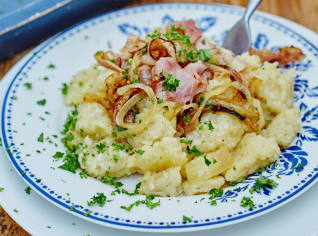 Tvarůžkové halušky s chalupářskou slaninou Tvarůžkové halušky s chalupářskou slaninou