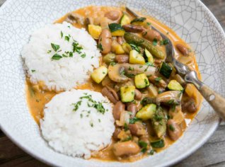Fazolový stroganoff s restovanou cuketou Fazolový stroganoff s restovanou cuketou