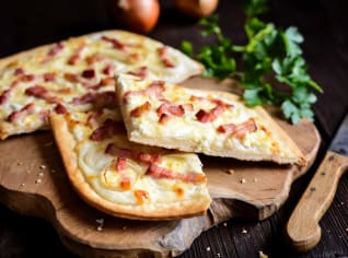 Tarte flambée: francouzský cibulový koláč se slaninou Tarte flambée: francouzský cibulový koláč se slaninou