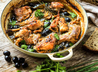 Pečený králík na česneku s černými olivami podle Garden & Kitchen Pečený králík na česneku s černými olivami podle Garden & Kitchen