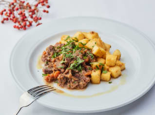 Křupavá polenta s divočákem a zeleninou Křupavá polenta s divočákem a zeleninou