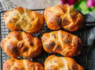 Domácí máslové housky s mákem Domácí máslové housky s mákem