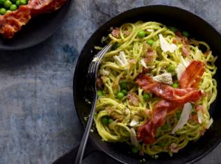 Těstoviny carbonara se zeleným hráškem Těstoviny carbonara se zeleným hráškem
