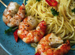 Grilované krevety se špagetami Aglio olio peperoncino Grilované krevety se špagetami Aglio olio peperoncino