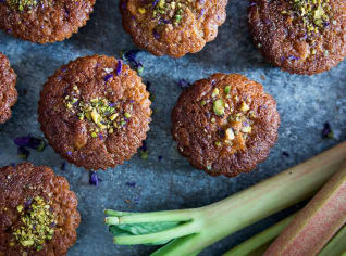 Pomerančové muffiny s rebarborou a kardamomem Pomerančové muffiny s rebarborou a kardamomem