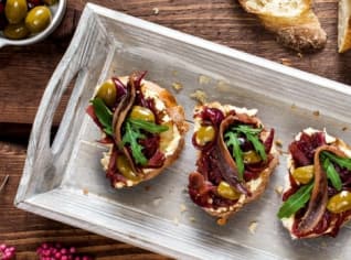 Bruschetta s cibulovou marmeládou, ančovičkou a olivami Bruschetta s cibulovou marmeládou, ančovičkou a olivami