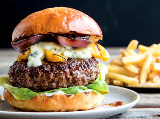 Burgery plněné gorgonzolou s grilovanou nektarinkou Burgery plněné gorgonzolou s grilovanou nektarinkou