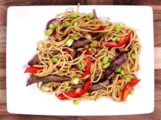 Teriyaki vaječné nudle s hovězím masem a sójovými boby edamame Teriyaki vaječné nudle s hovězím masem a sójovými boby edamame