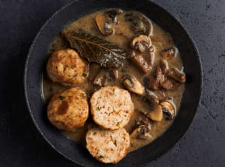 Srnčí ragú na houbách s celozrnným knedlíkem Srnčí ragú na houbách s celozrnným knedlíkem
