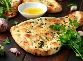 Česnekový naan – indická chlebová placka Česnekový naan – indická chlebová placka