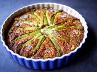 S Klárou v kuchyni: Chřestový quiche s bramborákovým korpusem S Klárou v kuchyni: Chřestový quiche s bramborákovým korpusem