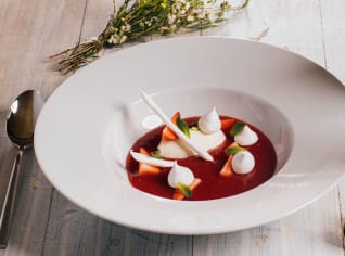 Osvěžující jahodová polévka s mascarpone a sněhovými pusinkami Osvěžující jahodová polévka s mascarpone a sněhovými pusinkami