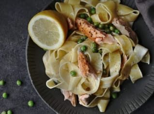 Svěží těstoviny s lososem, hráškem a citronovou omáčkou Svěží těstoviny s lososem, hráškem a citronovou omáčkou