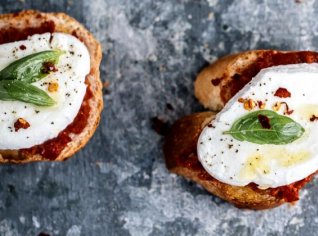 Křupavá rajčatová bruschetta Křupavá rajčatová bruschetta