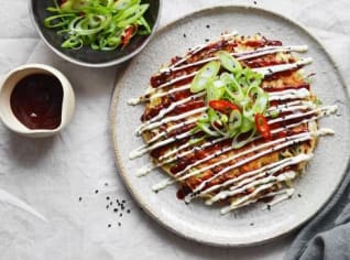 Japonská omeleta okonomiyaki se zelím Japonská omeleta okonomiyaki se zelím