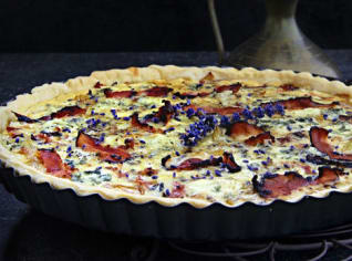 Cibulový quiche s gorgonzolou, slaninou a levandulí Cibulový quiche s gorgonzolou, slaninou a levandulí