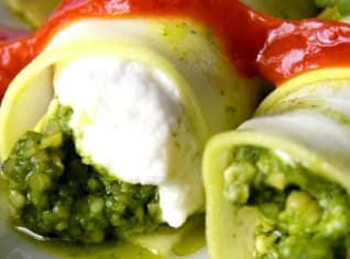 Cuketové cannelloni s pestem a mandlovou ricottou Cuketové cannelloni s pestem a mandlovou ricottou