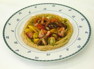 Cizrnový hummus se sušenými rajčaty podle šéfkuchaře Radka Davida. Cizrnový hummus se sušenými rajčaty podle šéfkuchaře Radka Davida.
