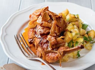 Králičí stehna v ciderové cibuládě a šťouchané brambory s jablky Králičí stehna v ciderové cibuládě a šťouchané brambory s jablky