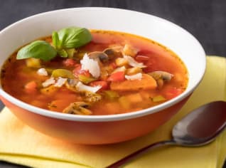 Polévka minestrone s červenou pšenicí Polévka minestrone s červenou pšenicí
