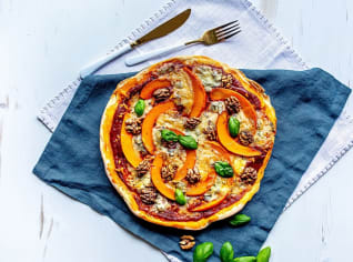 Domácí pizza s dýní, modrým sýrem a ořechy Domácí pizza s dýní, modrým sýrem a ořechy