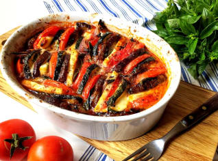 S Klárou v kuchyni: Zeleninový pekáček se sýrem halloumi S Klárou v kuchyni: Zeleninový pekáček se sýrem halloumi