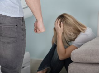 Možná je to i vaše kamarádka. Jak poznat a pomoci oběti domácího násilí Možná je to i vaše kamarádka. Jak poznat a pomoci oběti domácího násilí