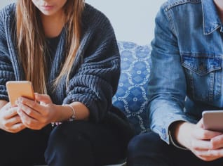 Mobil jako zabiják vztahu: Neohrožuje i vás phubbing? Mobil jako zabiják vztahu: Neohrožuje i vás phubbing?