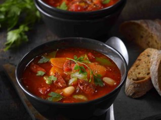 Fazolová polévka s pikantní klobásou chorizo Fazolová polévka s pikantní klobásou chorizo