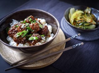 Teriyaki kuličky z mletého masa s restovaným pak choi Teriyaki kuličky z mletého masa s restovaným pak choi