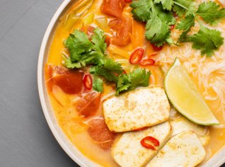 Pikantní thajská polévka s tofu a rýžovými nudlemi Pikantní thajská polévka s tofu a rýžovými nudlemi