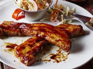 Vepřové plátky s BBQ teriyaki omáčkou, salátem Coleslaw a hranolkami Vepřové plátky s BBQ teriyaki omáčkou, salátem Coleslaw a hranolkami