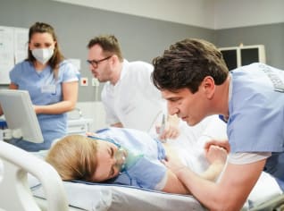 Příběh postavy Sabiny Laurinové, vrchní sestry Mery, se v příběhu seriálu Sestřičky uzavírá tragicky. Příběh postavy Sabiny Laurinové, vrchní sestry Mery, se v příběhu seriálu Sestřičky uzavírá tragicky.