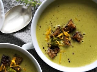 Krémová brokolicová polévka s čedarem Krémová brokolicová polévka s čedarem