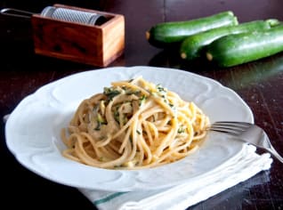 Spagheti alla Nerano s cuketou a sýrem dle neapolského šéfkuchaře Spagheti alla Nerano s cuketou a sýrem dle neapolského šéfkuchaře