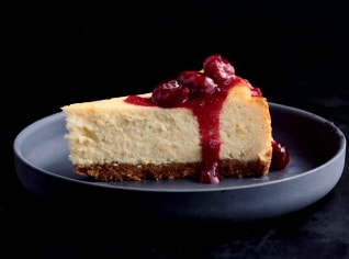 Cheesecake s bílou čokoládou a brusinkovým kompotem Cheesecake s bílou čokoládou a brusinkovým kompotem