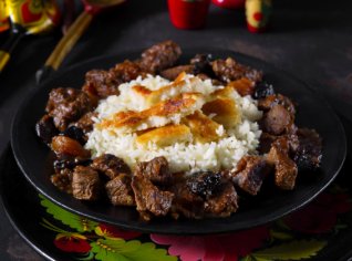 Ázerbajdžánský rýžový plov s jehněčím masem a sušeným ovocem Ázerbajdžánský rýžový plov s jehněčím masem a sušeným ovocem