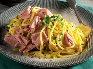 Špagety carbonara s tuňákem a pórkem Špagety carbonara s tuňákem a pórkem