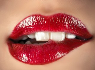 Rtěnka dodá ženě sex-appeal. A červená i opticky vybělí zuby. Rtěnka dodá ženě sex-appeal. A červená i opticky vybělí zuby.
