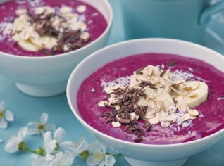 Smooothie bowl s drobným ovocem a mandlemi Smooothie bowl s drobným ovocem a mandlemi