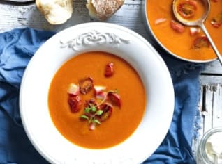 Rajčatová polévka s krabími tyčinkami Rajčatová polévka s krabími tyčinkami