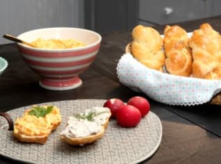 Domácí houstičky a dvě pomazánky Domácí houstičky a dvě pomazánky