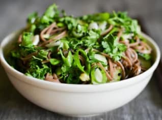 Salát ze soba nudlí Salát ze soba nudlí