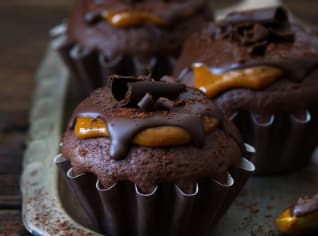 Čokoládové cupcakes s karamelovou polevou Čokoládové cupcakes s karamelovou polevou