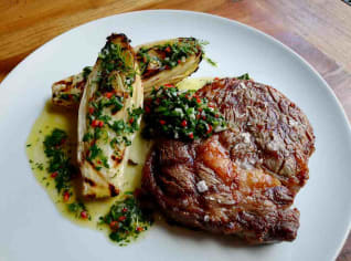 Vysoký roštěnec na grilu s chimichurri salsou a pečenou čekankou Vysoký roštěnec na grilu s chimichurri salsou a pečenou čekankou