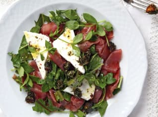 Falešné olivy z pampeliškových poupat a pravá bresaola Falešné olivy z pampeliškových poupat a pravá bresaola