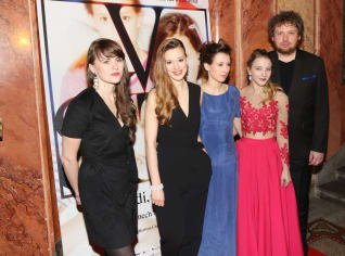 Premiéra dokumentu V Síti. Zprava Barbora Chalupová, Tereza Těžká, Anežka Pithartová, Sabina Dlouhá a Vít Klusák Premiéra dokumentu V Síti. Zprava Barbora Chalupová, Tereza Těžká, Anežka Pithartová, Sabina Dlouhá a Vít Klusák
