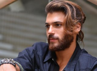 Herec Can Yaman ztvárnil stejnojmennou postavu v Zasněné lásce. Je Štír Herec Can Yaman ztvárnil stejnojmennou postavu v Zasněné lásce. Je Štír